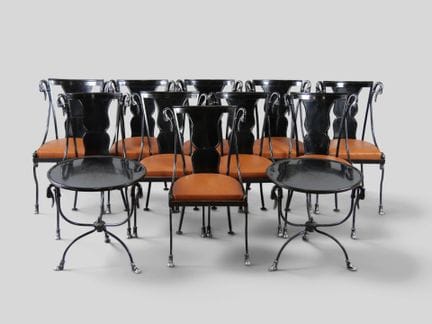 Suite de 10 chaises et deux guéridons tripodes en 