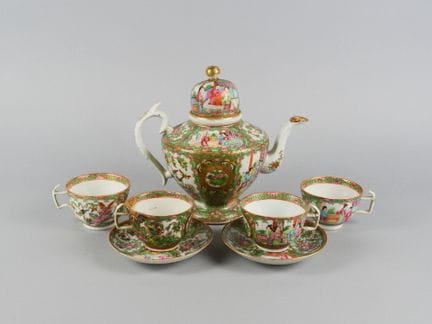 CHINE. Une théière, 4 tasses et 2 sous-tasses en p