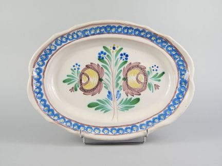 FORGES-LES-EAUX
Plat ovale en faïence émaillée à b