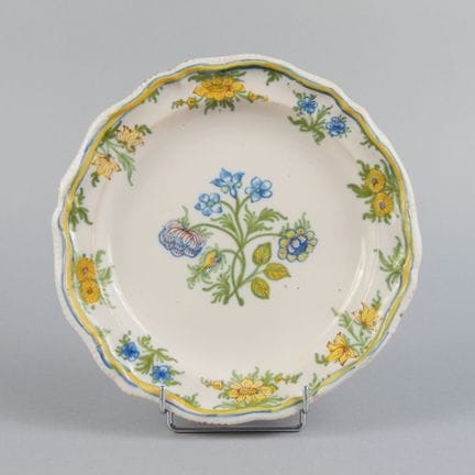 MIDI
Glazed earthenware plate with a scalloped rim