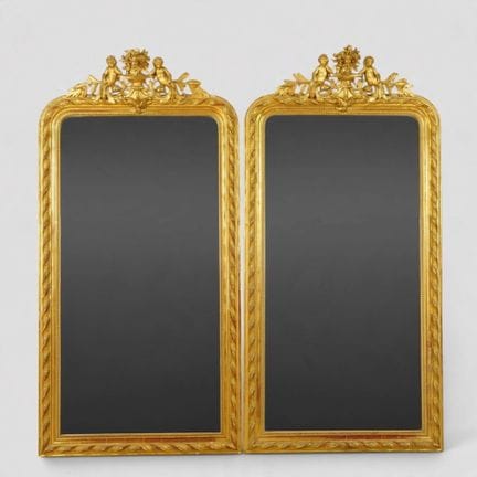 Paire de miroirs à fronton en bois et stuc doré à 