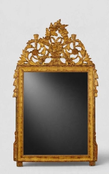 Miroir à fronton à décor de vase rubané bordé d'en
