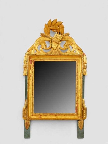 Miroir à fronton sommé de rinceaux feuillagés ajou