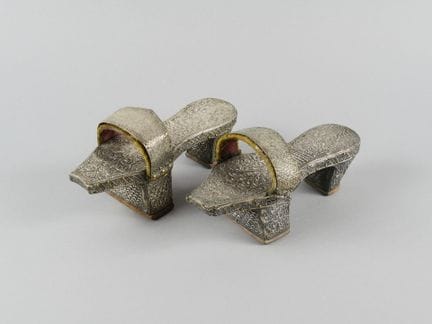 Paire de socques de hammam (qabqâb) en bois et div