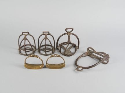 6 metal stirrups, including two pairs. 
(Signs of 