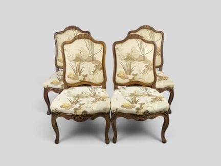 Suite de 4 chaises en bois mouluré, sculpté et pat