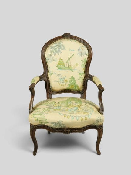 Fauteuil cabriolet en bois mouluré, sculpté et pat