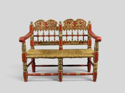 ESPAGNE. Petit banc deux places en bois mouluré, s