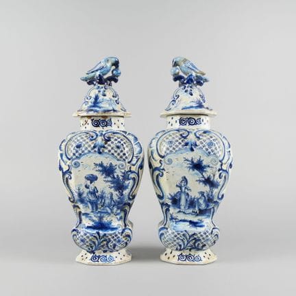 DELFT, nello stile di
Coppia di vasi con coperchio