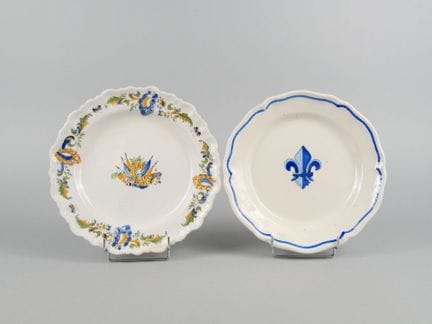 Deux assiettes :
- QUIMPER
Assiette en faïence éma