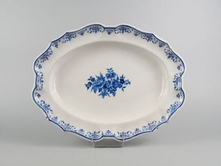 MOUSTIERS
Piatto ovale in maiolica smaltata con bo