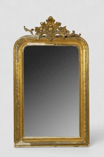 Miroir à fronton en bois et stuc doré.
XIXe
H. 123