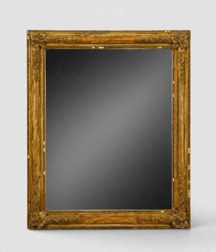 Miroir en bois et pâte dorés, réserves en guirland