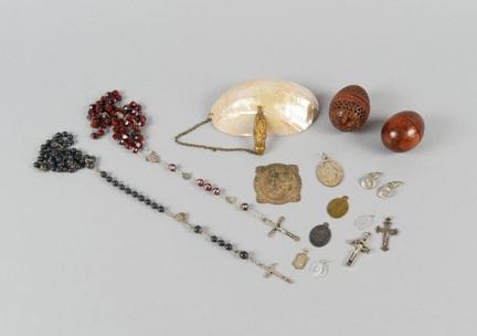 Lot objets religieux :
- Croix en bois à décor nac