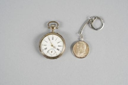 Lot:
- Pocket watch with a silver case and metal d
