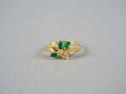 Anello in stile bypass o floreale in oro giallo 18