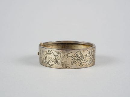 Armband oder Armreif aus Silber mit eingraviertem 