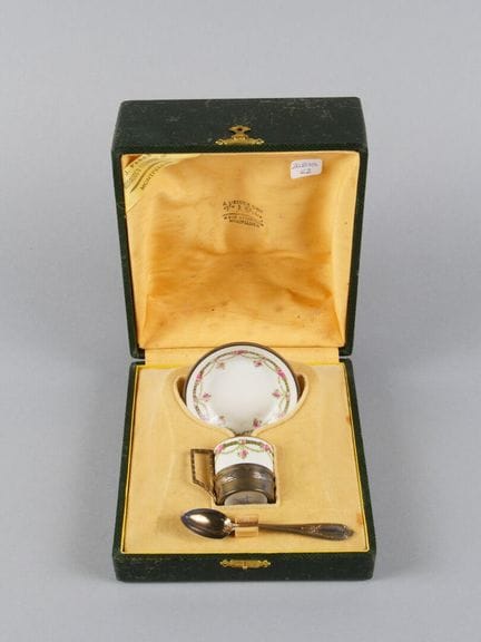 In un cofanetto:
- SEVRES, in stile. Tazza e piatt