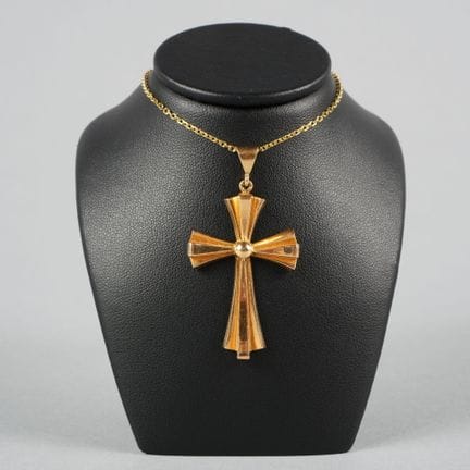 Kreuz aus 18 Karat Gelbgold (750 Tausendstel).
Adl