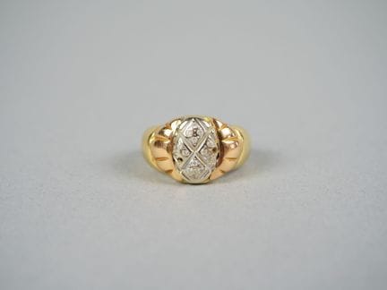 Anello in stile chevalière in oro giallo e grigio 