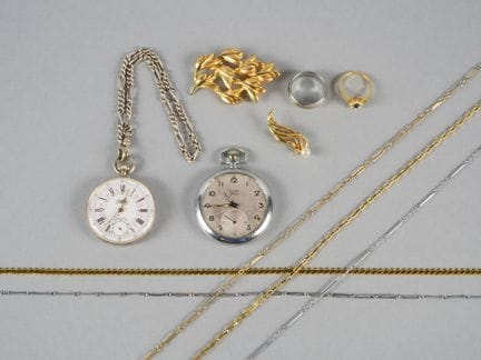 Gioielli di bigiotteria:
- ULTRA. Orologio da tasc