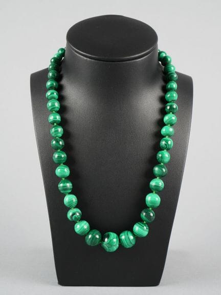 2 collane di perle di malachite. 
Lunghezza: circa