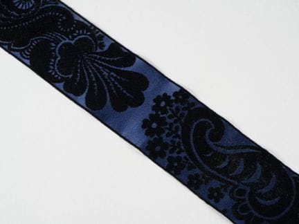 Nastro "Arlésienne" blu navy con motivi floreali. 