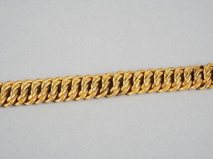 MURAT. Bracciale in metallo dorato con maglia amer