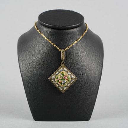 Ciondolo in argento con decorazione floreale a mos
