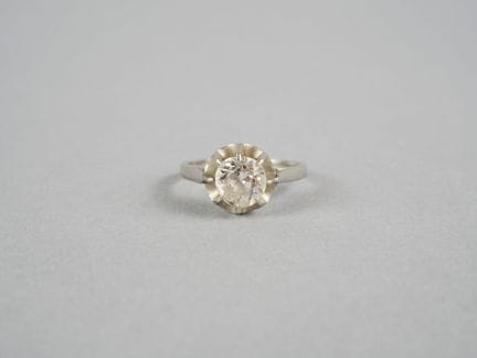 Anello solitario con montatura in platino, con un 