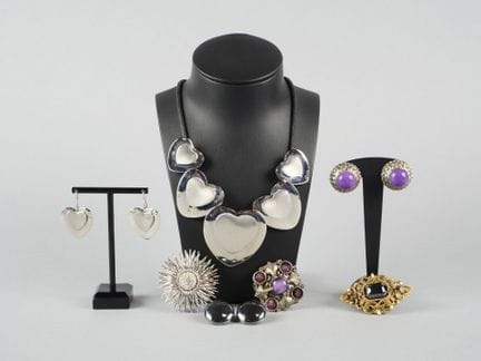 Gioielli di bigiotteria: 
Collana, due spille, due