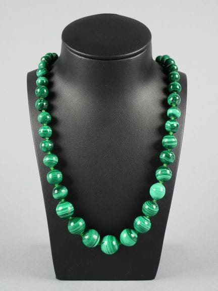 Collana di perle di malachite.
Lunghezza: circa 56