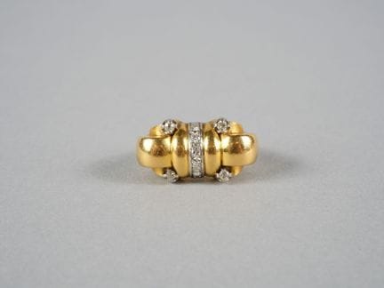 Anello bombato in stile Tank in oro giallo 18 cara