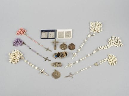 Set religioso: 6 rosari, varie medaglie e una spil