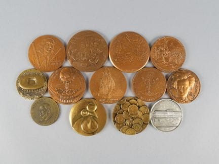 Set di 13 medaglie da tavolo: 
- Medaglia in bronz