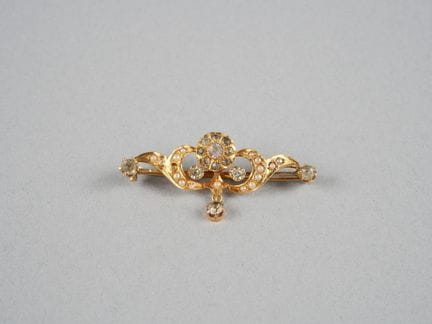 Spilla in oro giallo 14 carati (585 millesimi) con