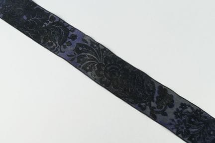 Nastro "Arlésienne" blu navy con motivi floreali.

