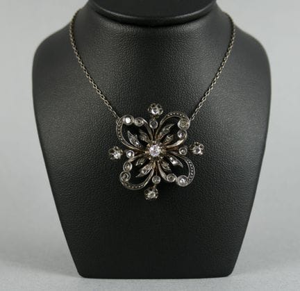 Kette aus 925er Silber mit einem Anhänger in Form 