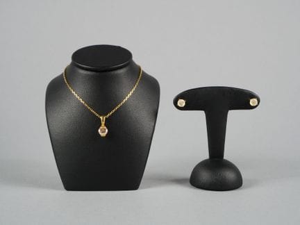 Set: 
- Ein Paar Ohrstecker aus 18 Karat Gelbgold 