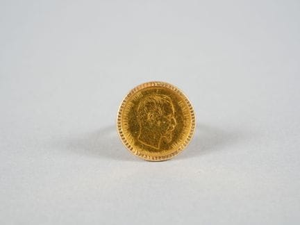 18K gold ring (750 parts per thousand) set with a 