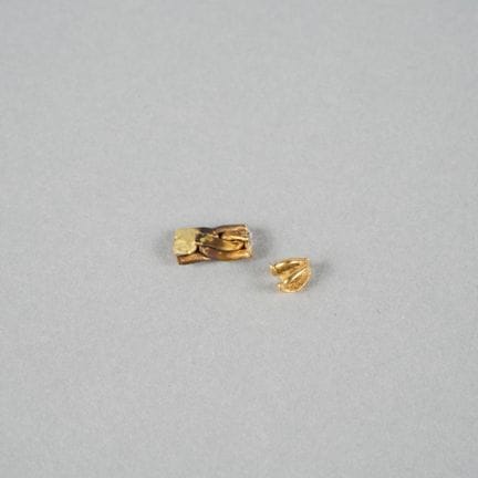 2 pezzi d'oro 18 carati - 750 millesimi.
Peso lord