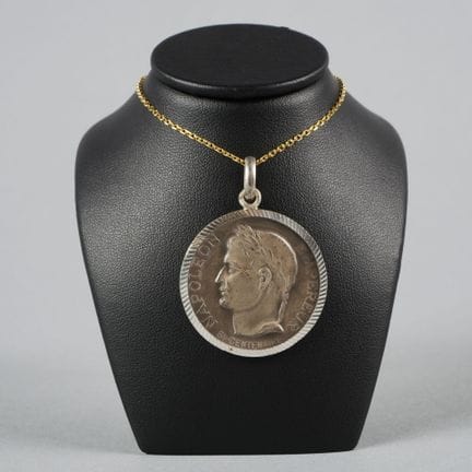 Ciondolo a medaglia in argento. Dritto: Napoleone 