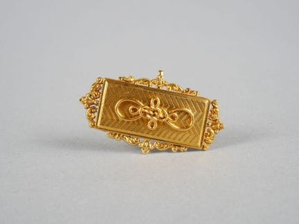 Spilla in oro giallo 18 carati (750 millesimi) in 