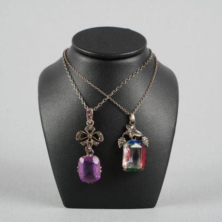 Set aus zwei Halsketten:
- Metallkette mit einem M