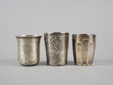 Set di 3 timbali in argento. Due recano la numeraz