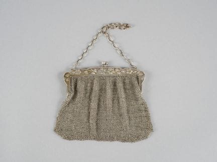 Borsa in argento e cotta di maglia decorata con pi