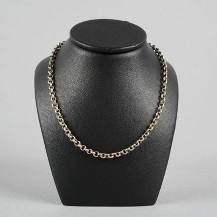 Catena in argento.
Lunghezza: circa 101 cm
Peso: 2