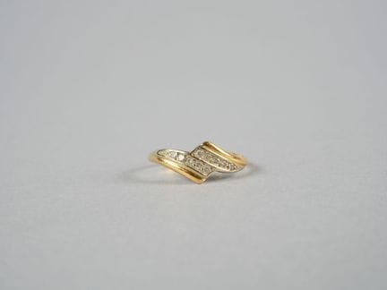 Anello in oro 18 carati (750 millesimi) con motivo