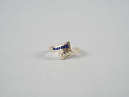 Anello asimmetrico in oro bianco 18 carati (750 mi