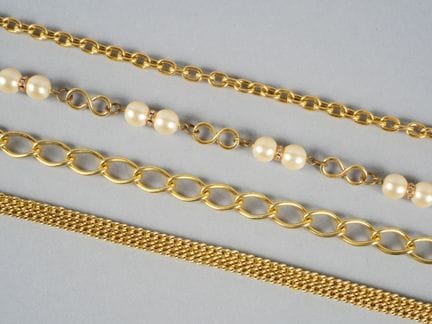 4 cinture in metallo dorato.
Lunghezza: circa 80, 